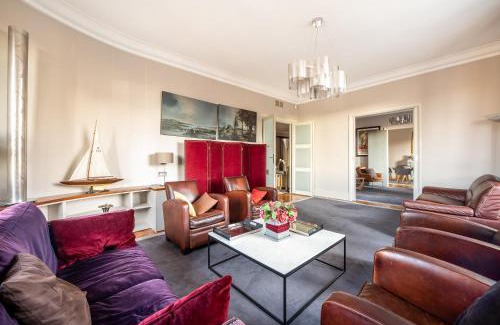 Ternes Apartment | Elegant Apartment at Porte des Ternes - 4 Star Rated