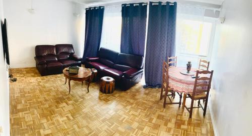 Les Louvrais Apartment | Cozy Apartment in Residence: Pet & Child Friendly Stay