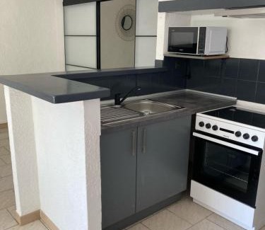 Entraigues-sur-la-Sorgue Apartment | Pet-Friendly 2-Bedroom Retreat with Private Parking