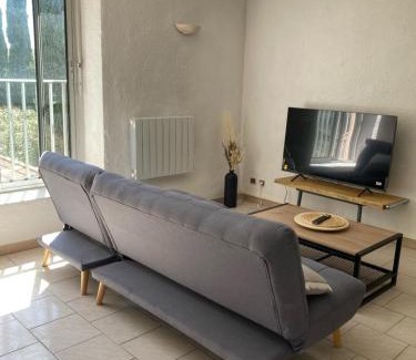 Entraigues-sur-la-Sorgue Apartment | Pet-Friendly 2-Bedroom Retreat with Private Parking