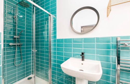 Grimsby House | Spacious and Stunning 6BR Ensuite House in Grismby