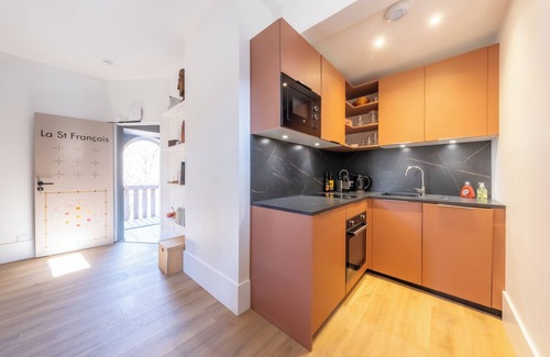 Saint-Jean-de-Maurienne Bed & Breakfast | Spacious, bright room in a medieval tower. Shared space on ground floor.