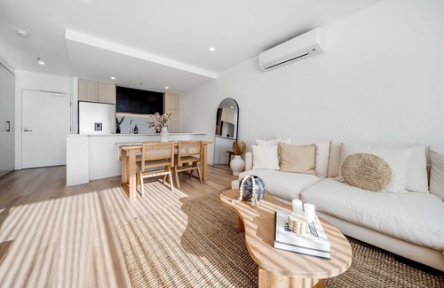 Narrabundah Apartment | Guest Rated 10/10: Modern Apartment with Gym & BBQ