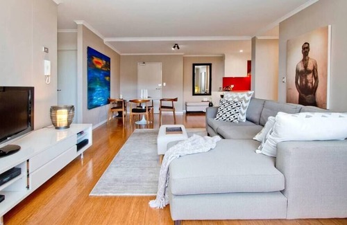 Redfern Apartment | Spacious 1 Bed Apt Central Location With Pool/Gym