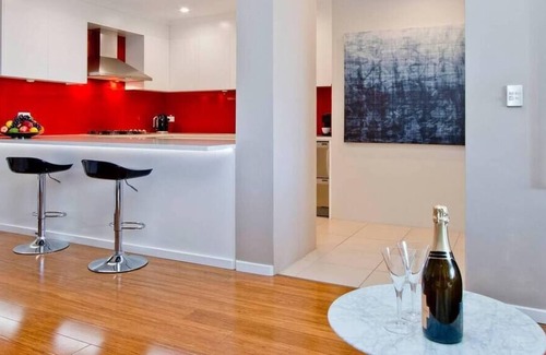 Redfern Apartment | Spacious 1 Bed Apt Central Location With Pool/Gym
