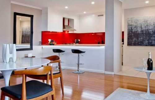 Redfern Apartment | Spacious 1 Bed Apt Central Location With Pool/Gym