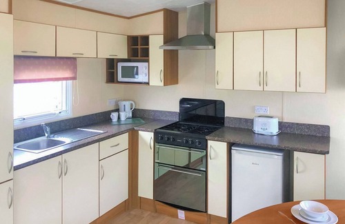 Skegness House | Cozy Oceanfront Caravan with Kitchen & Breakfast for Families