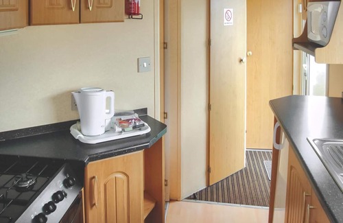 Skegness House | Cozy Oceanfront Caravan with Kitchen & Breakfast for Families