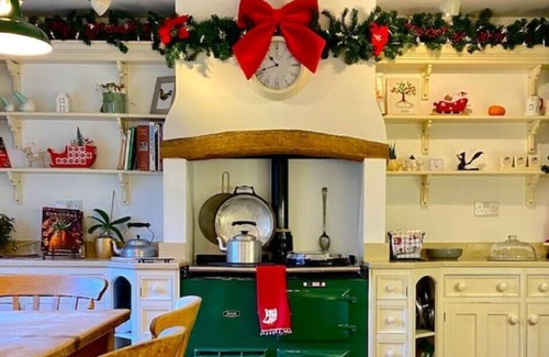 Warren Row House | Spacious, 1790's Beckfords Cottage by the Forest