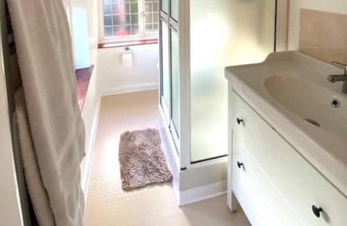 Warren Row House | Spacious, 1790's Beckfords Cottage by the Forest
