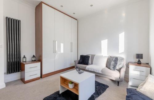 Battersea Apartment | Modern 1BD Flat Near Battersea Park - Guest Rated 9/10!