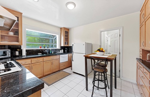 Sunnyside House | Pet-Friendly 1BR Guest Suite with Kitchen & Free Parking