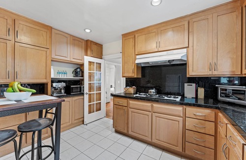 Sunnyside House | Pet-Friendly 1BR Guest Suite with Kitchen & Free Parking