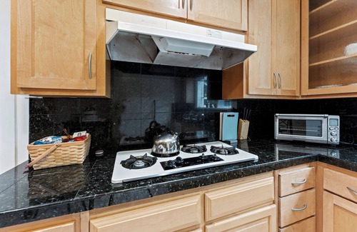 Sunnyside House | Pet-Friendly 1BR Guest Suite with Kitchen & Free Parking