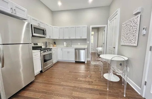 Mansion Area Apartment | Character-Filled 1BR Apartment with Breakfast & High Ceilings