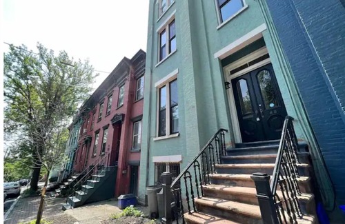 Mansion Area Apartment | Character-Filled 1BR Apartment with Breakfast & High Ceilings