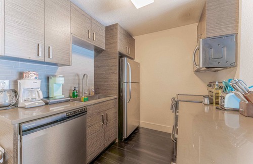 Riverside Apartment | Ideal 1BR Near Downtown with Fast WiFi and Gym Access