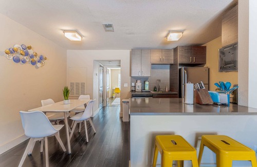 Riverside Apartment | Ideal 1BR Near Downtown with Fast WiFi and Gym Access