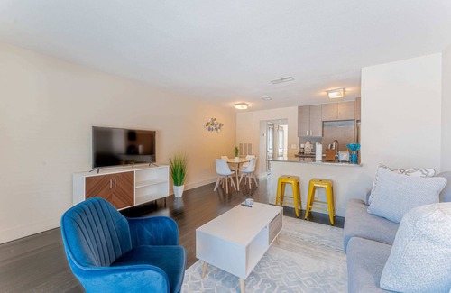 Riverside Apartment | Ideal 1BR Near Downtown with Fast WiFi and Gym Access