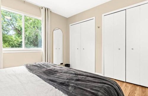 Roseville Apartment | Cozy 1BR End Unit in the Heart of Roseville