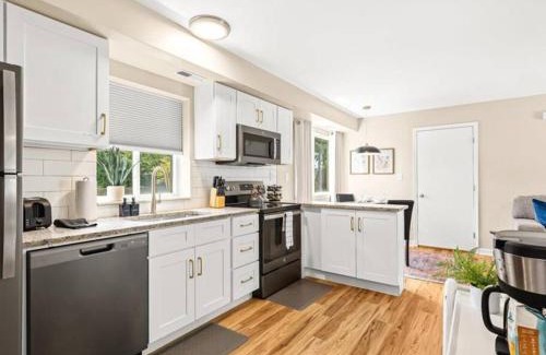 Roseville Apartment | Cozy 1BR End Unit in the Heart of Roseville