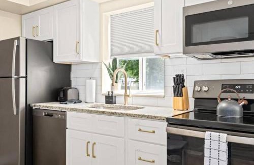 Roseville Apartment | Cozy 1BR End Unit in the Heart of Roseville