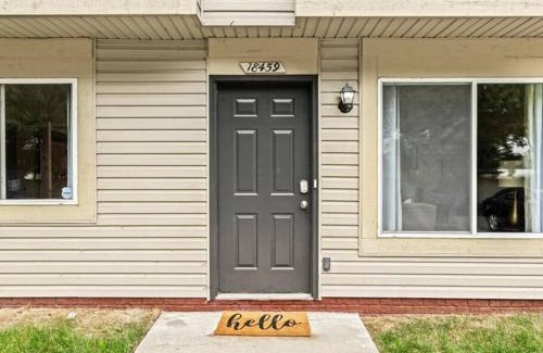 Roseville Apartment | Cozy 1BR End Unit in the Heart of Roseville