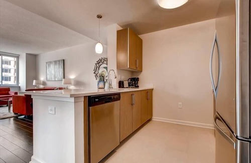 Hudson Exchange Apartment | Modern 1BR Getaway with Gym & Pool in Jersey City