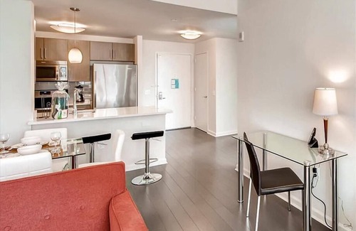 Hudson Exchange Apartment | Modern 1BR Getaway with Gym & Pool in Jersey City