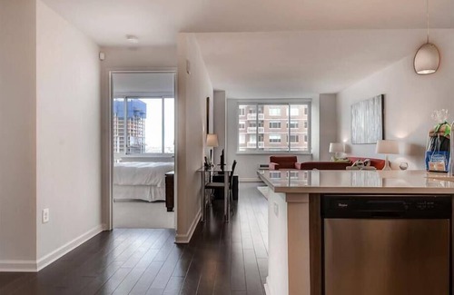 Hudson Exchange Apartment | Modern 1BR Getaway with Gym & Pool in Jersey City