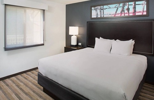 Las Colinas Hotel | Spacious 1BR King w/Pool Access 1 mile from Irving Convention Center