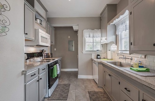 Jefferson Apartment | Prime Location: Family-Friendly Hotel Near Downtown & Attractions