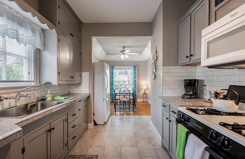 Jefferson Apartment | Prime Location: Family-Friendly Hotel Near Downtown & Attractions
