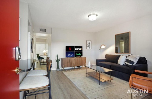 Brentwood Apartment | Family-Friendly 2-Bedroom Apartment with Pool & Pets Welcome