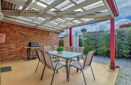 Orange Villa | Modern 2 Bed Villa in CBD - Guest Rated 8.6/10