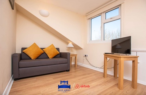 Cowley Apartment | Comfortable 2-Bed Apartment with Breakfast & Family Amenities