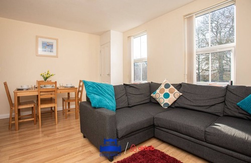Cowley Apartment | Comfortable 2-Bed Apartment with Breakfast & Family Amenities