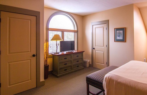 Thompsonville Hotel | Inviting 2-Bed Condo at Crystal Mountain Resort with Pool