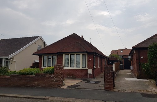 Blackpool House | Pet-Friendly 2-Bed Bungalow in Tranquil Blackpool Area