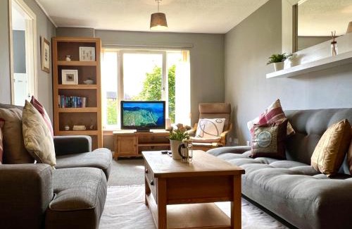 North Glasgow Apartment | Modern 2 Bed-Flat in Glasgow City with Free Parking & Breakfast