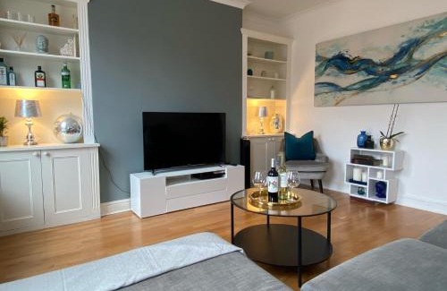 Oval Apartment | Beautiful 2-Bed Flat with Garden, Steps from Oval Station