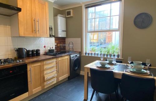 Oval Apartment | Beautiful 2-Bed Flat with Garden, Steps from Oval Station