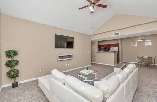 Astrodome Apartment | Stylish 2 Bed Gem in Downtown Houston with Pool Access