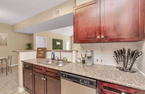 Astrodome Apartment | Stylish 2 Bed Gem in Downtown Houston with Pool Access