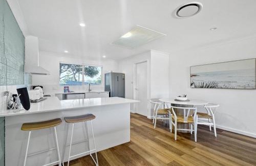 Surf Beach House | Beachside 2-Bed Townhouse with BBQ - Family Friendly Retreat