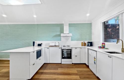 Surf Beach House | Beachside 2-Bed Townhouse with BBQ - Family Friendly Retreat