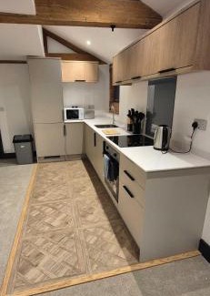 Newark Apartment | Spacious 2 Bedroom Apartment in Central Newark