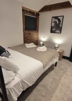 Newark Apartment | Spacious 2 Bedroom Apartment in Central Newark