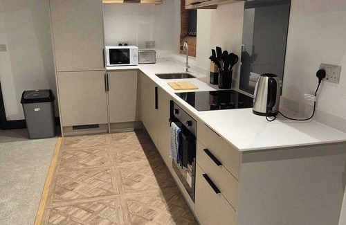 Newark Apartment | Spacious 2 Bedroom Apartment in Central Newark