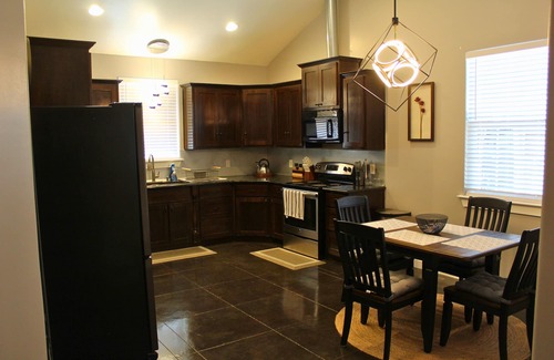 Buda House | Spacious 2-bedroom house in lovely Buda with fitness room, office, and 2 patios!